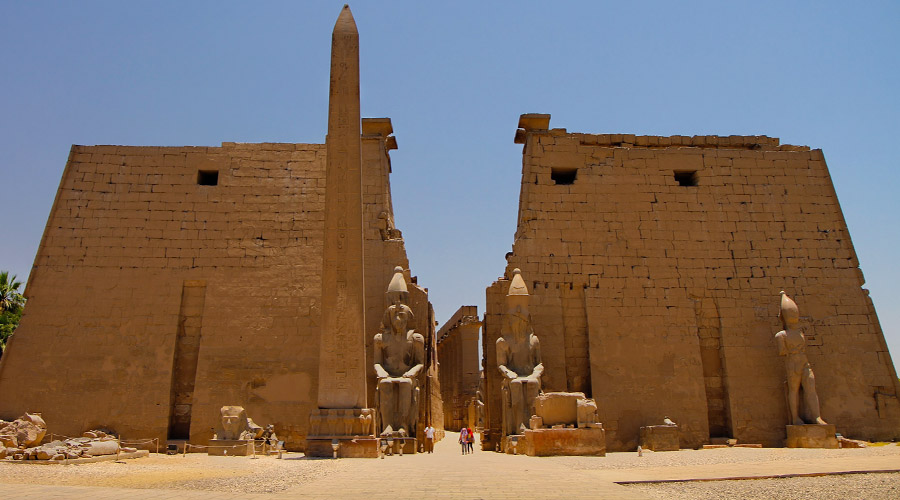 Luxor Tempel, Die Facade von Luxor Tempel